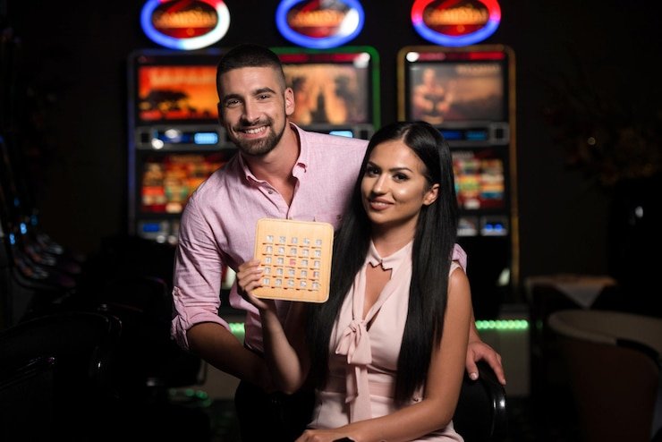 Meja blackjack langsung dengan dealer profesional di studio oren999